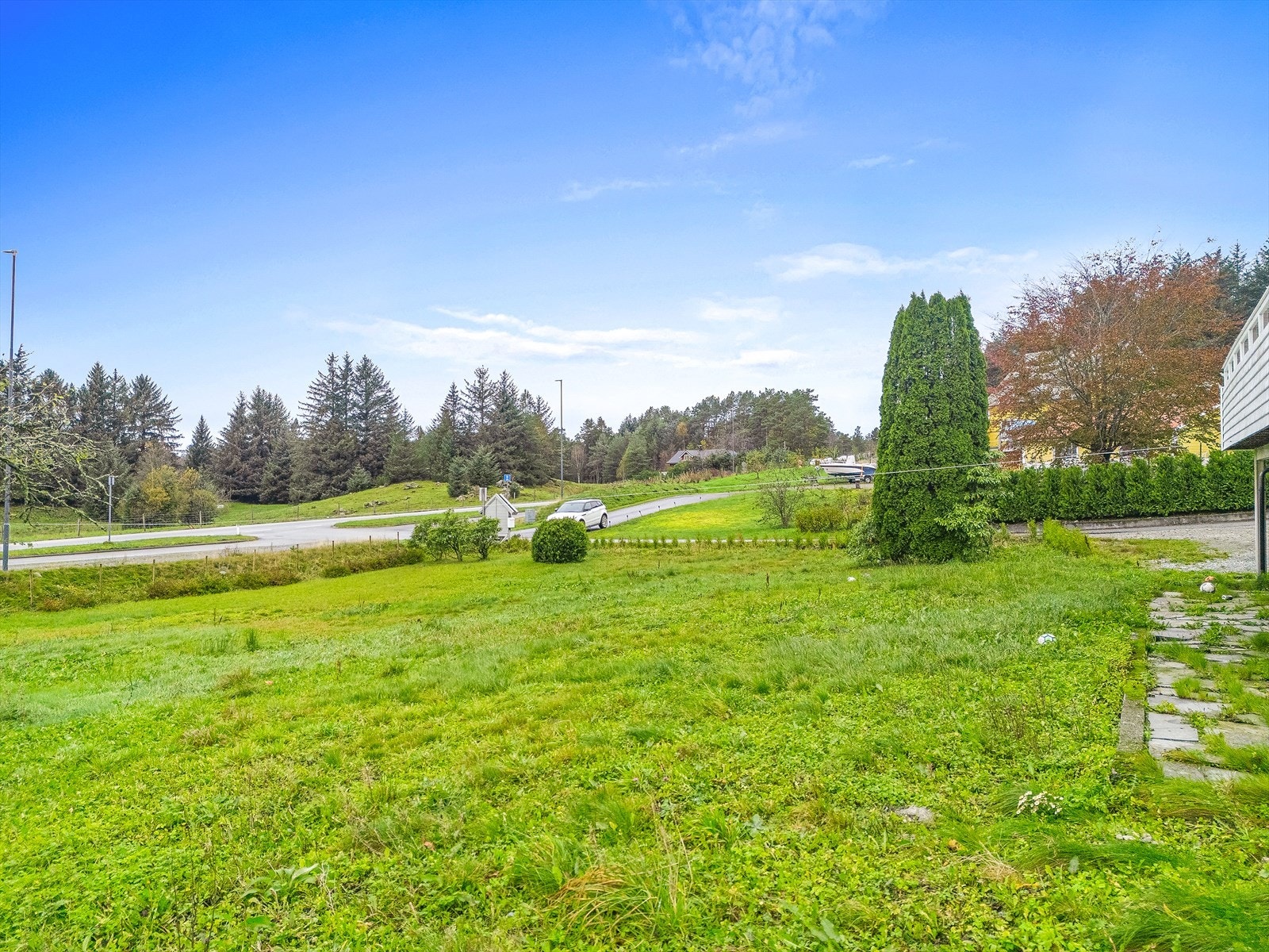 Her er det god plass til lekeområde for barn eller små hageprosjekter Galleribilde