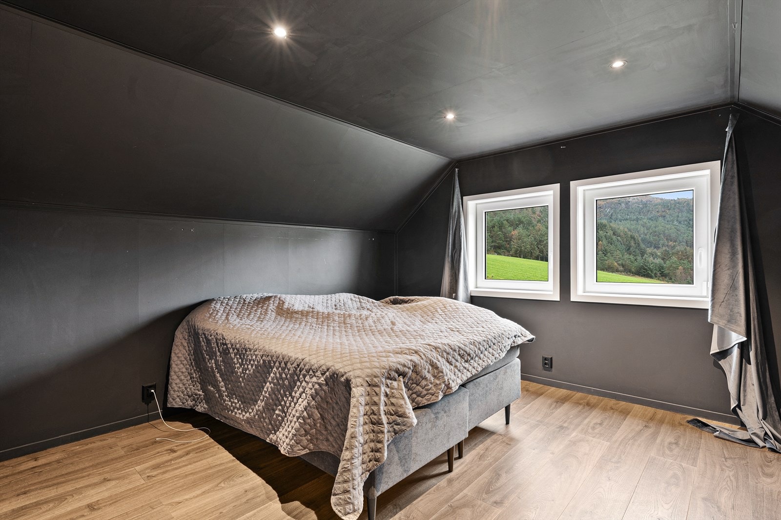 Hovedsoverom m/downlights som gir god belysning i rommet Galleribilde