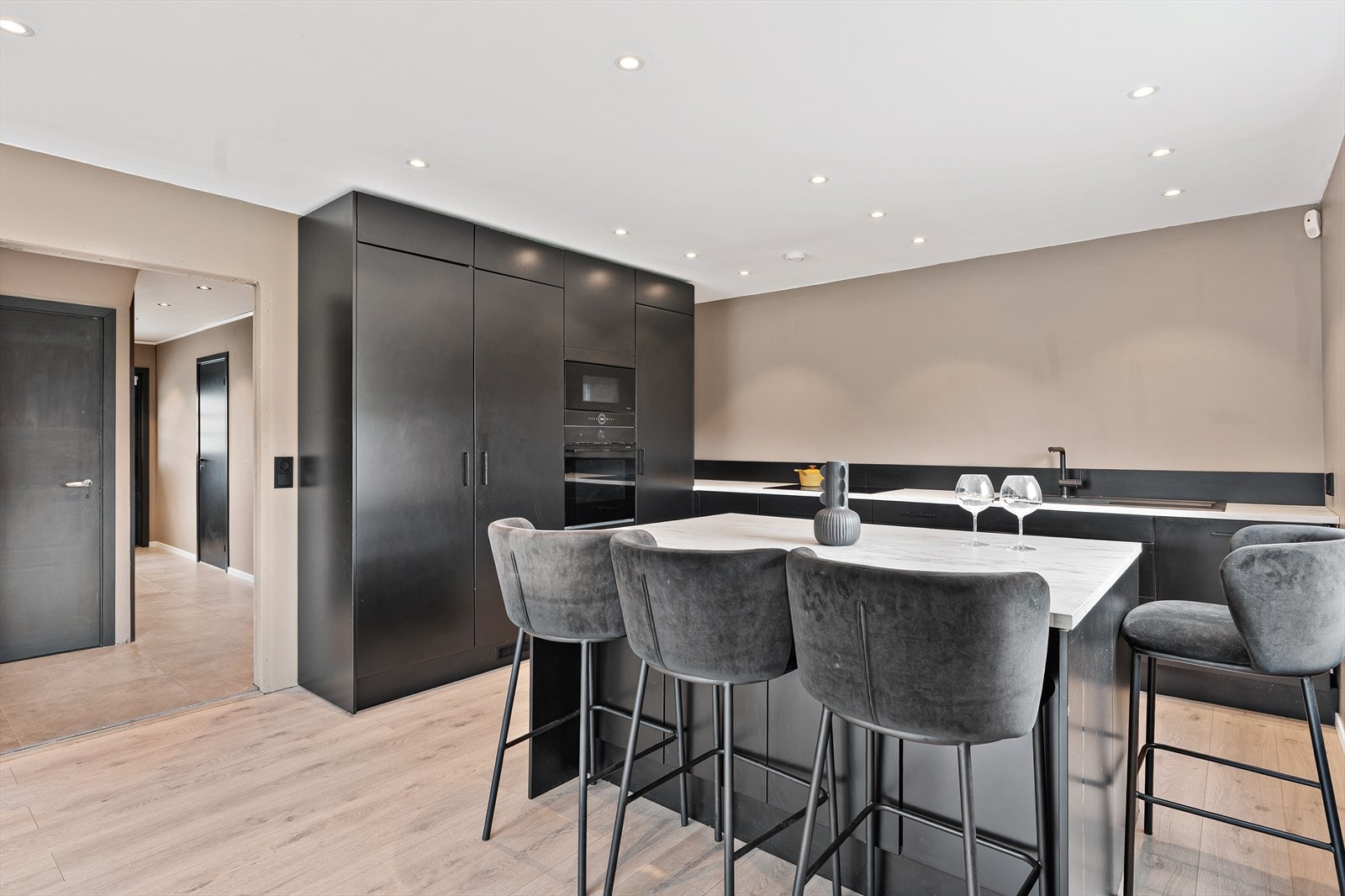 Trivelig spiseplass ved kjøkkenøy Galleribilde