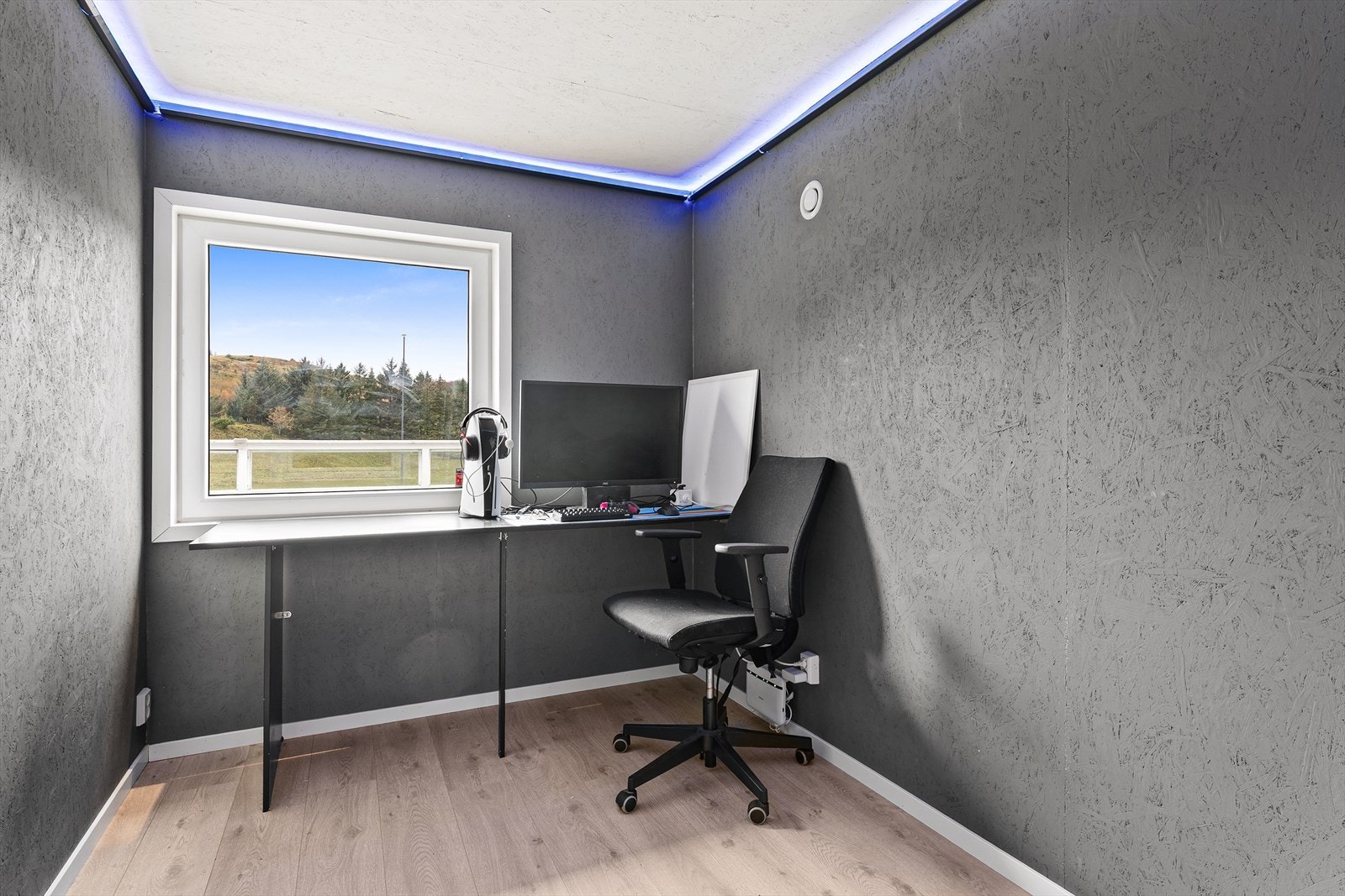 Soverom i hovedetasje m/regulerbar lyslist Galleribilde