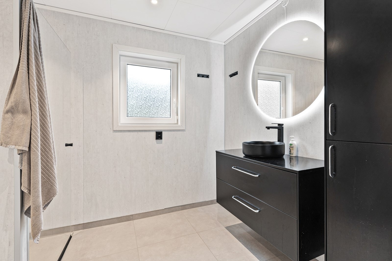 Moderne bad med god lagringsplass og dimmbart touch lys på speil Galleribilde