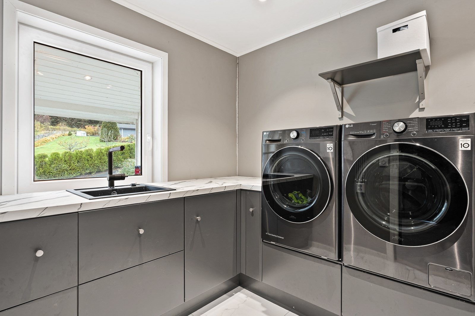 Flott vaskerom med god lagringsplass i skapinnredning (tidligere soverom) Galleribilde