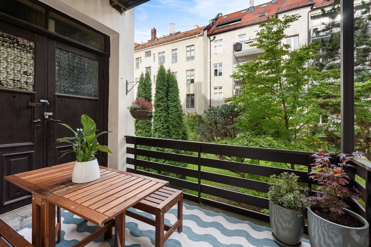 Veranda. Denne er i trappeoppgangen, rett ved inngangen til baktrappen, som er hovedinngangen til utleieboligen Galleribilde