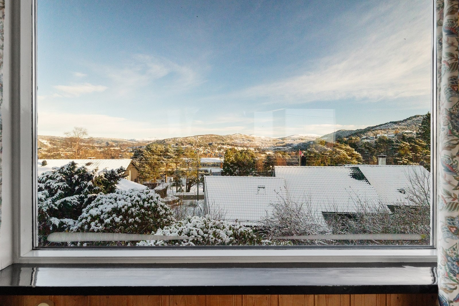 Utsikt østover mot Flaktveit med Osterøy- og Arnafjellene i bakgrunnen som gir noen uforglemmelige soloppganger inn i stuen Galleribilde