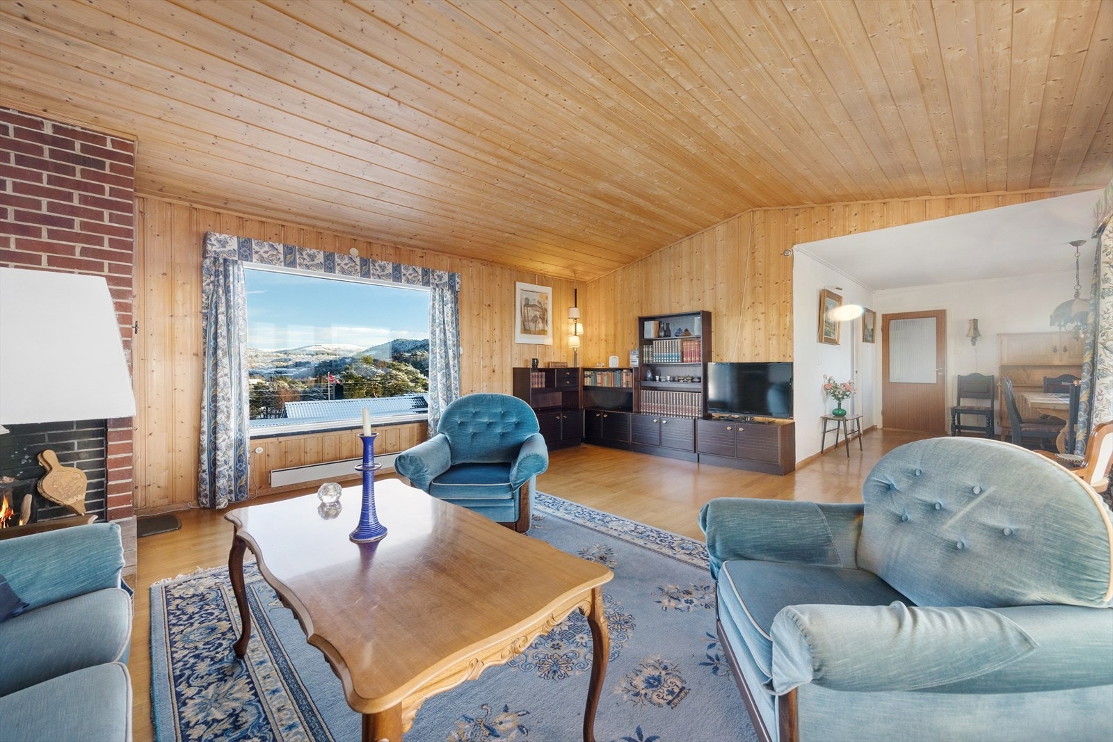 Stuen er av god størrelse med store vindusflater som gir godt med gjennomgående lysinnslipp til rommet Galleribilde