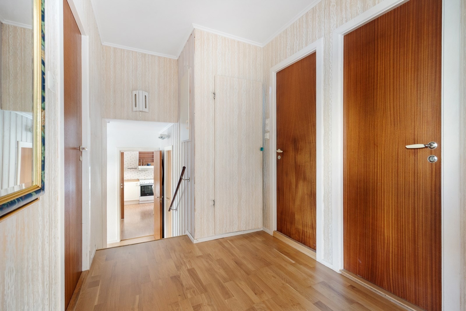 Boligen har en spennende planløsning med halve plan. Bad og toalett til høyre mens trapp/stige til loftsrom er i døren i veggen Galleribilde