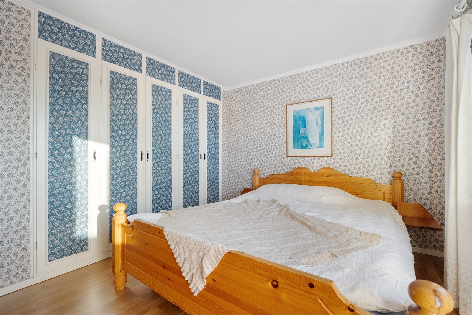 Hovedsoverommet måler 12,54 m² og har plassbygd garderobeskap som enkelt kan erstattes med speilgarderobe Galleribilde