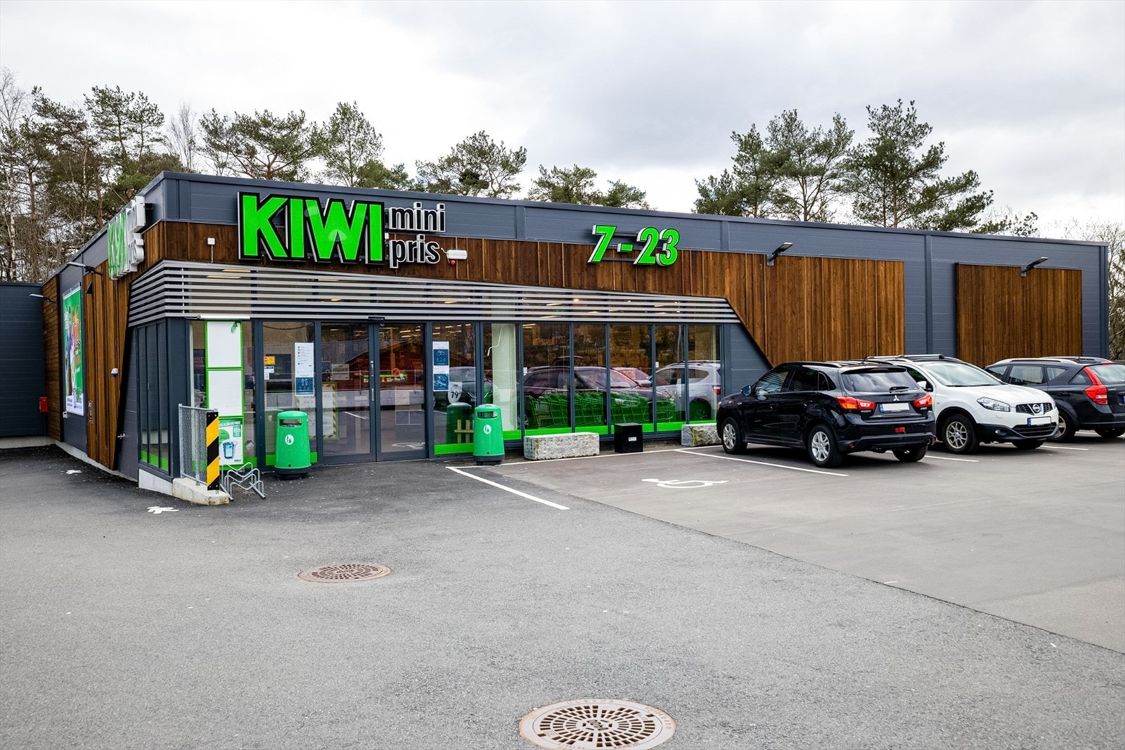 Kiwi dagligvarebutikk ligger rett nede i bakken Galleribilde