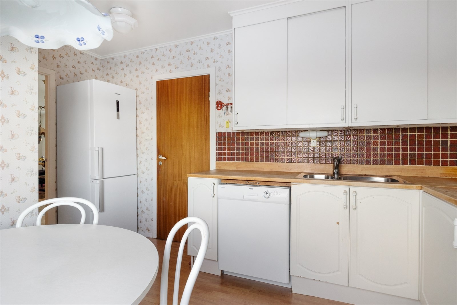 Kjøkkenet har ellers heltre benkeplate med mosaikkfliser over vask, samt lys og strømuttak under overskap Galleribilde