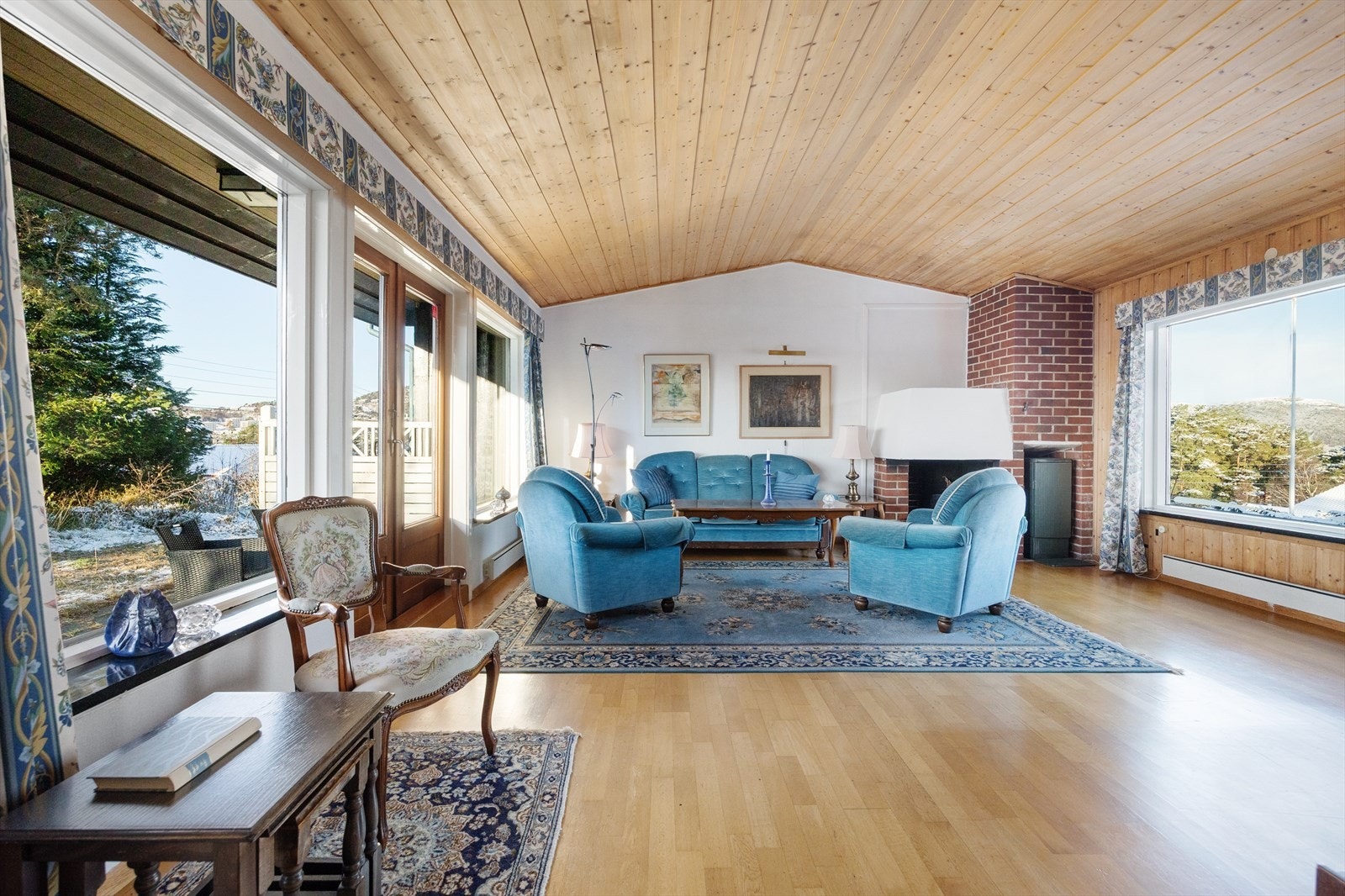 Romslig stue med himlet tak med god takhøyde Galleribilde