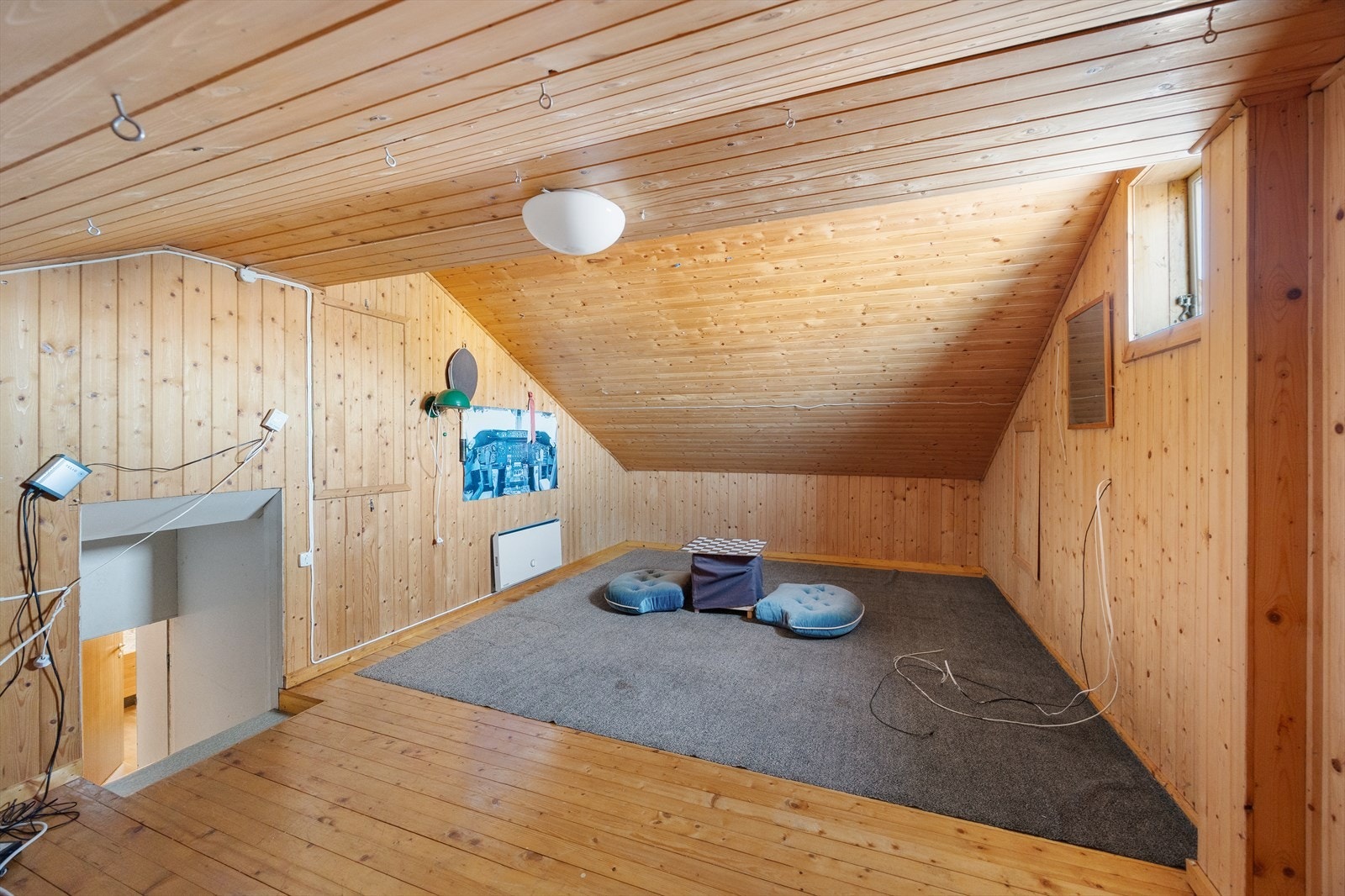 Fra gangen utenfor soverommene på hovedplanet er det gjennom en liten dør en trapp/stige opp til et lite loftsrom med vindu - ideelt til lekeareal, gamingbule eller oppbevaring. Gjennom kottluker er det tilgang til både kaldt loft 1 og 2 Galleribilde