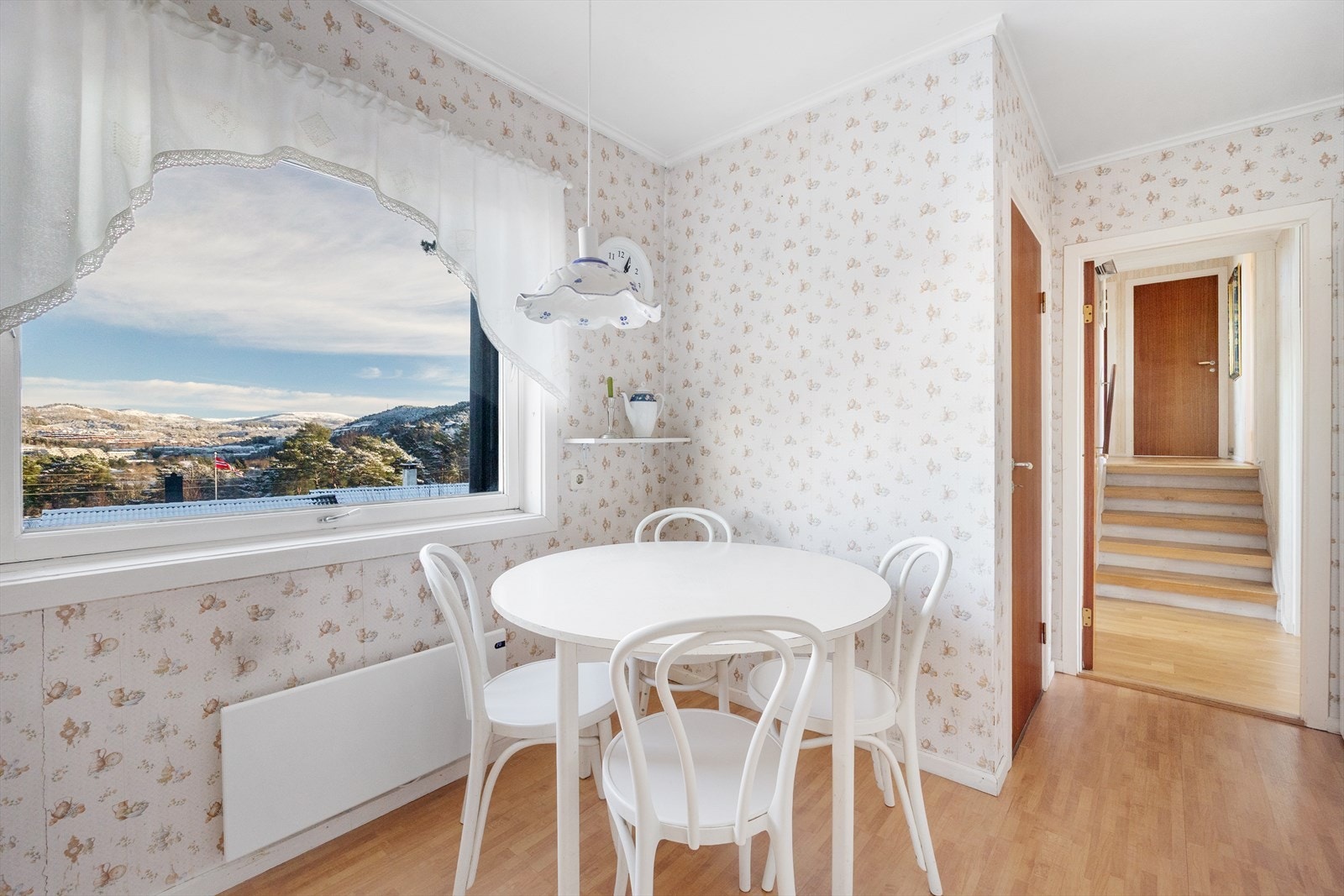 Hyggelig spiseplass ved vinduet. Dør til kjeller til venstre Galleribilde