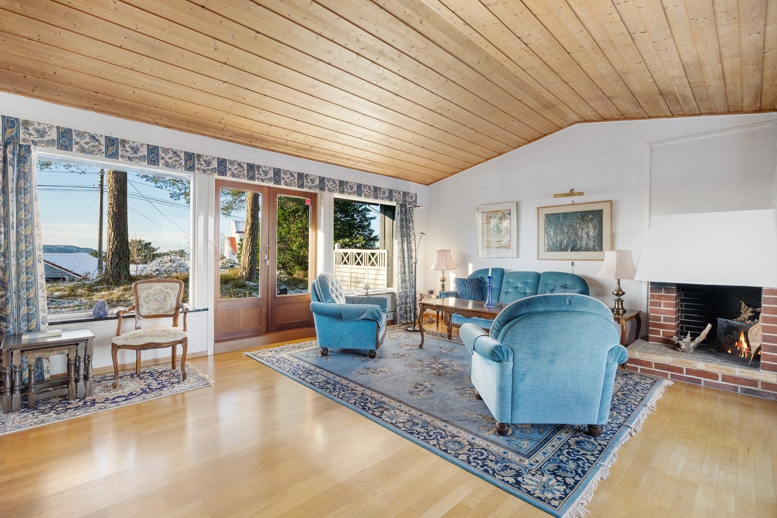 Utformingen gir rom for å innrede i ulike soner, og en koselig peis er et blikkfang i hjørnet sammen med en to-fløyet dør til hagen Galleribilde