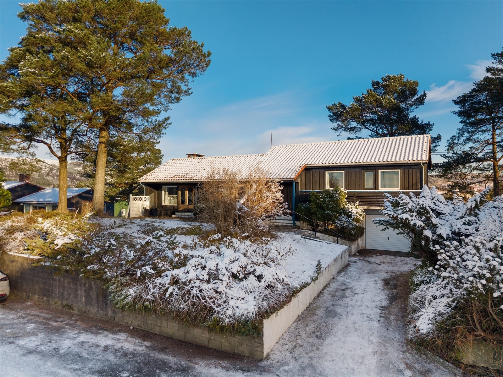 Eldre enebolig med garasje og med flott tomt på over 1 mål Galleribilde