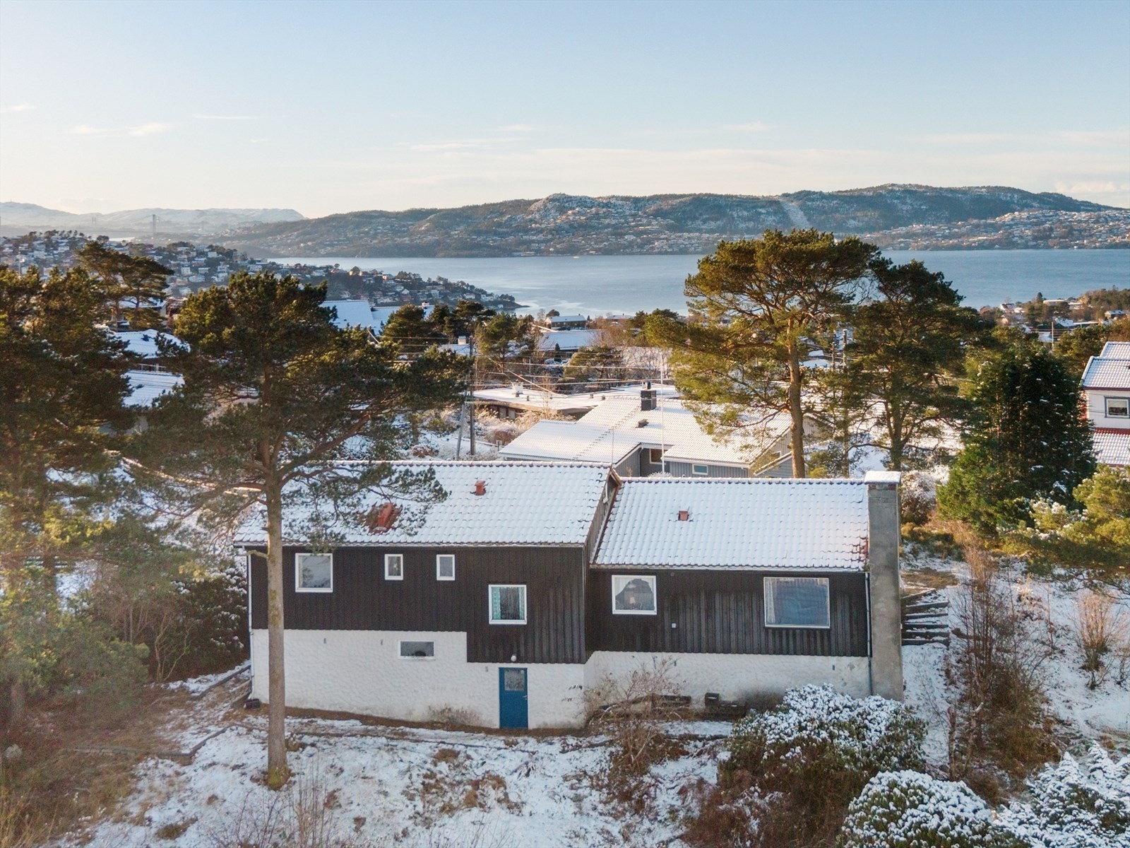 Strøket kjennetegnes av store eiendommer med god plass mellom husene og brede, fine veier med et rolig trafikkbilde Galleribilde