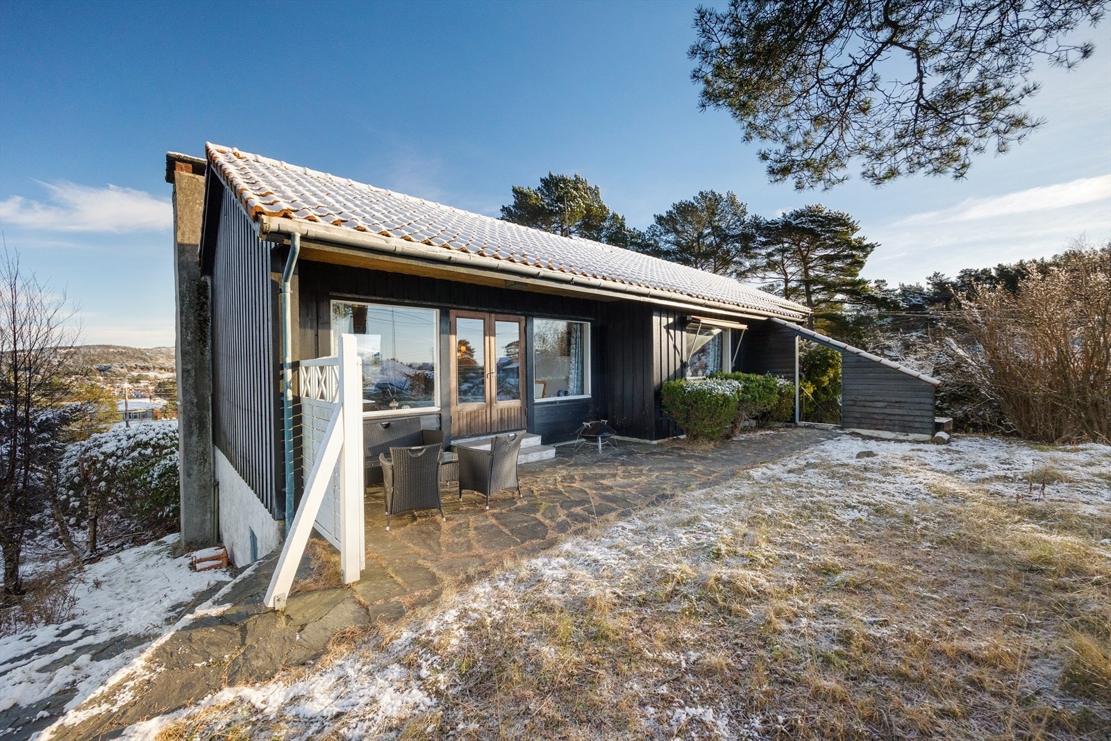 Her får en flere gode uteplasser med sol fra tidlig morgen til sent på kveld, samt flott utsikt over nærområdet i flere retninger og mot fjellene som omkranser Åsane Galleribilde