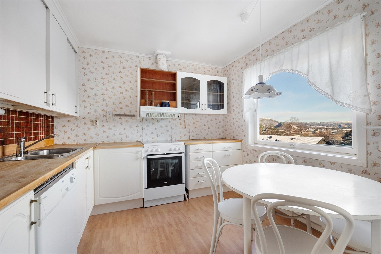 Kjøkkenet er på ca. 10,15 m² med hvit innredning, opprinnelige takhøye malte overskap samt underskap med profilerte fronter antakelig byttet en gang på 90-tall Galleribilde