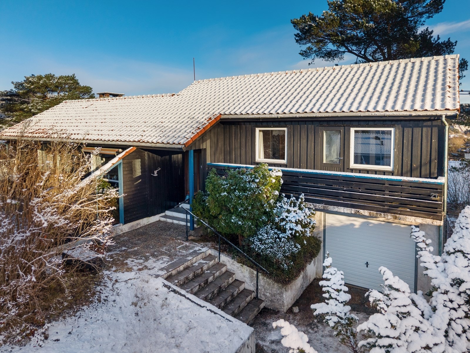 Parkeringsmuligheter i den integrerte garasjen og i front av denne Galleribilde