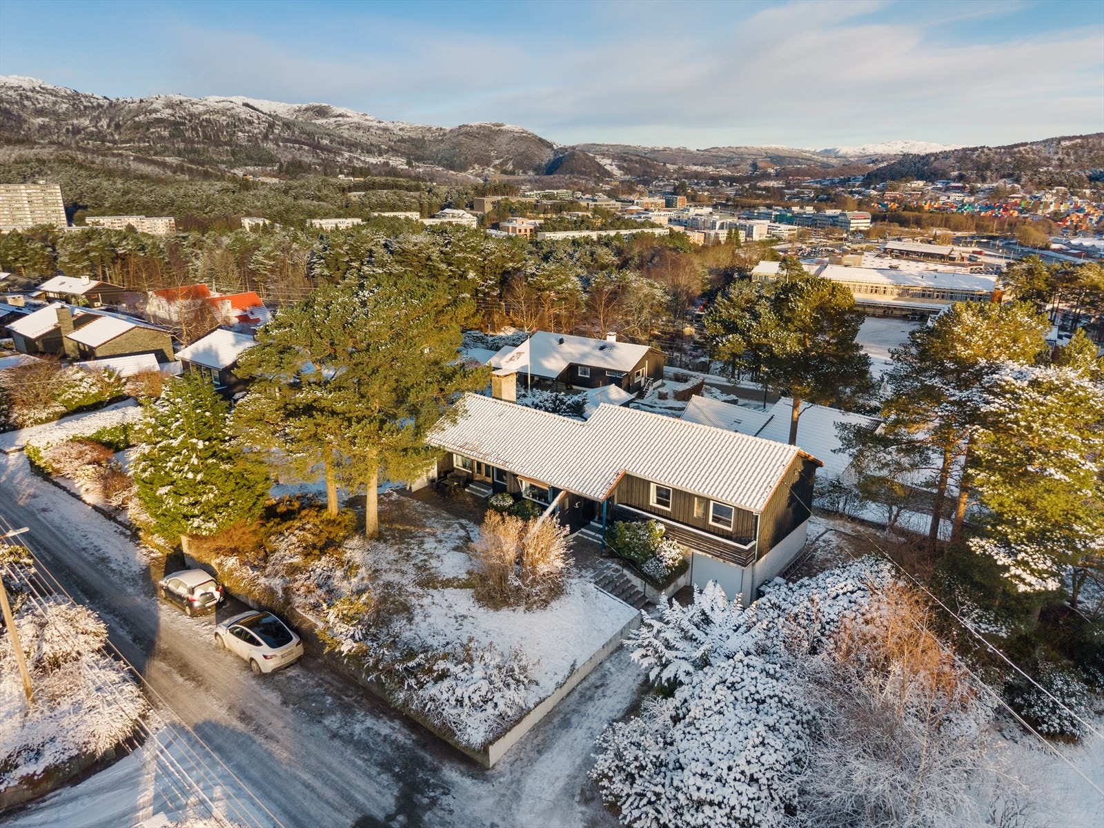 Eiendommen har en unik plassering på toppen av Ulsetåsen i et av det sentrale Åsanes flotteste boligområder og med de beste solforhold Galleribilde