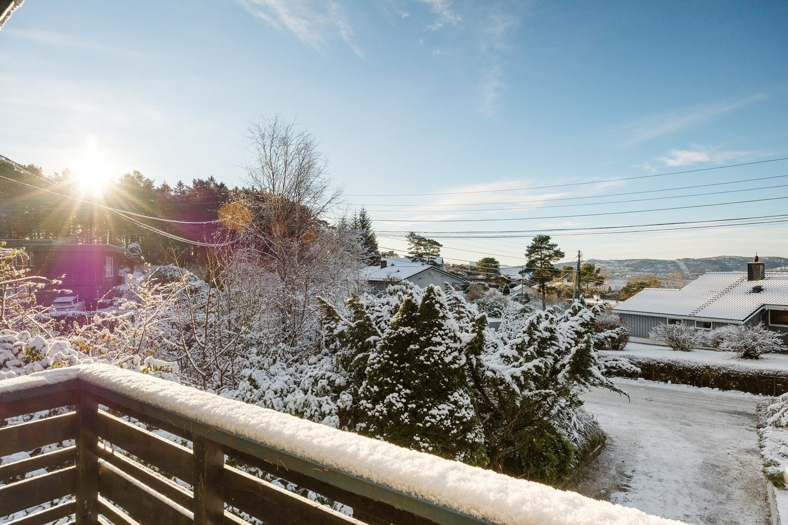 Åpen og fin utsikt vestover med et glimt av Byfjorden mellom Åsane og Askøy Galleribilde