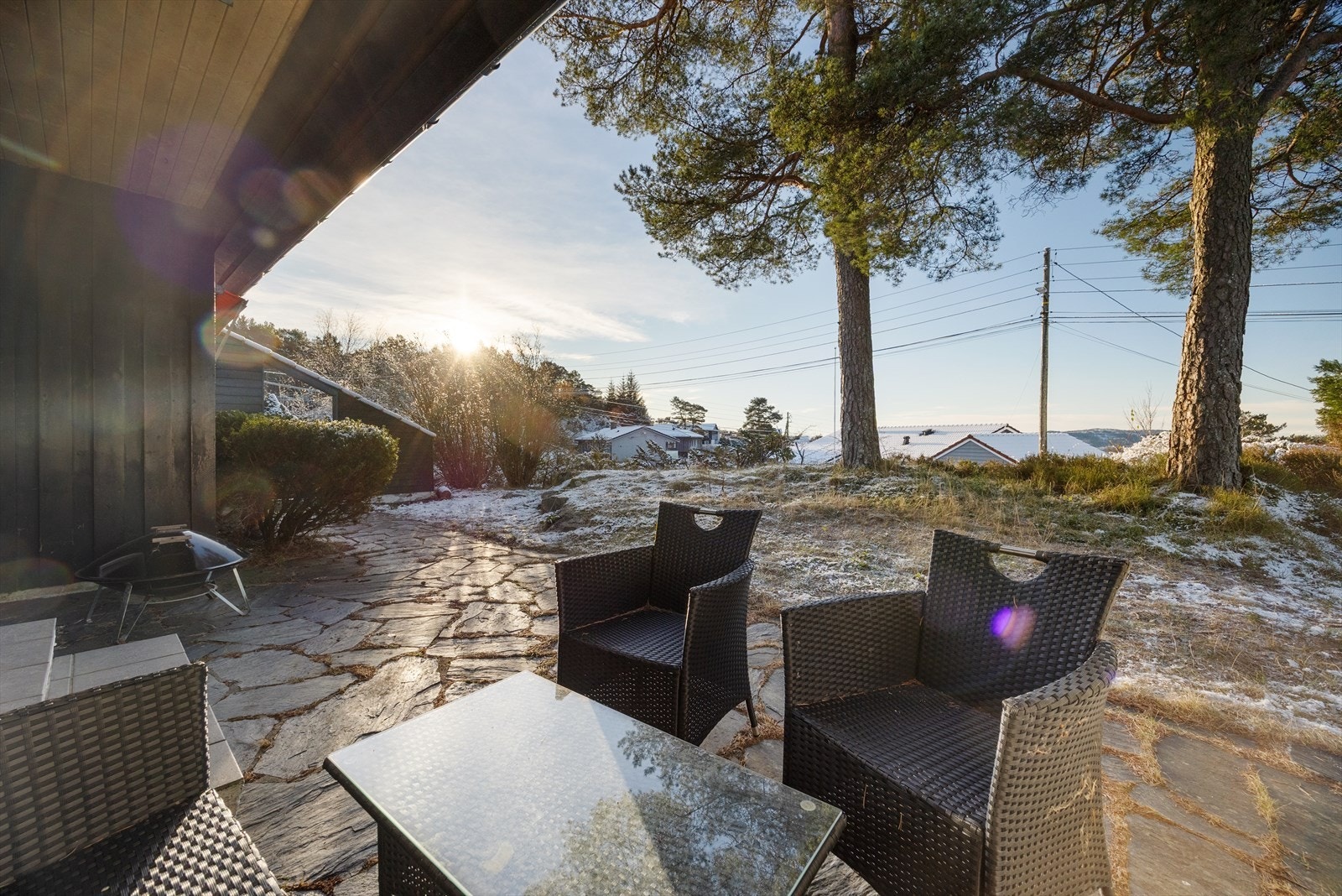 Flott, solrik tomt helt på toppen av Ulsetåsen med mye potensial. Eiendommen har god arrondering med flatt terreng på fremsiden av boligens sørvestside og med naturlig helning ned på baksiden mot nordøst Galleribilde