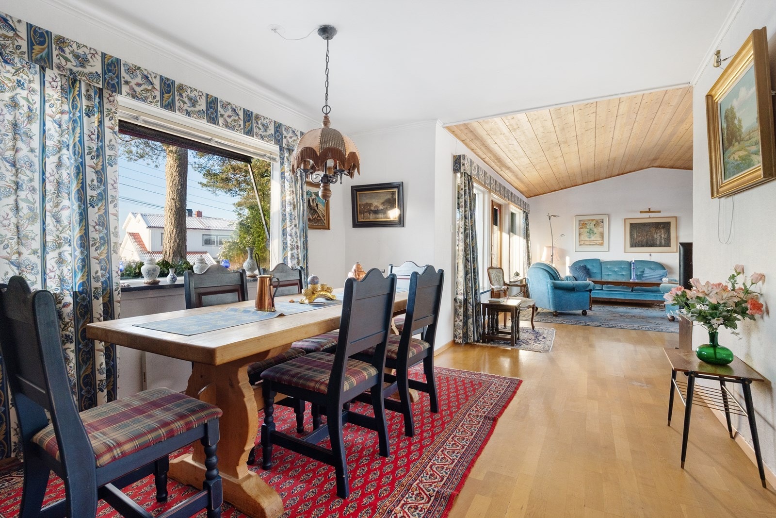 Spisestue som henger sammen med en romslig stue Galleribilde