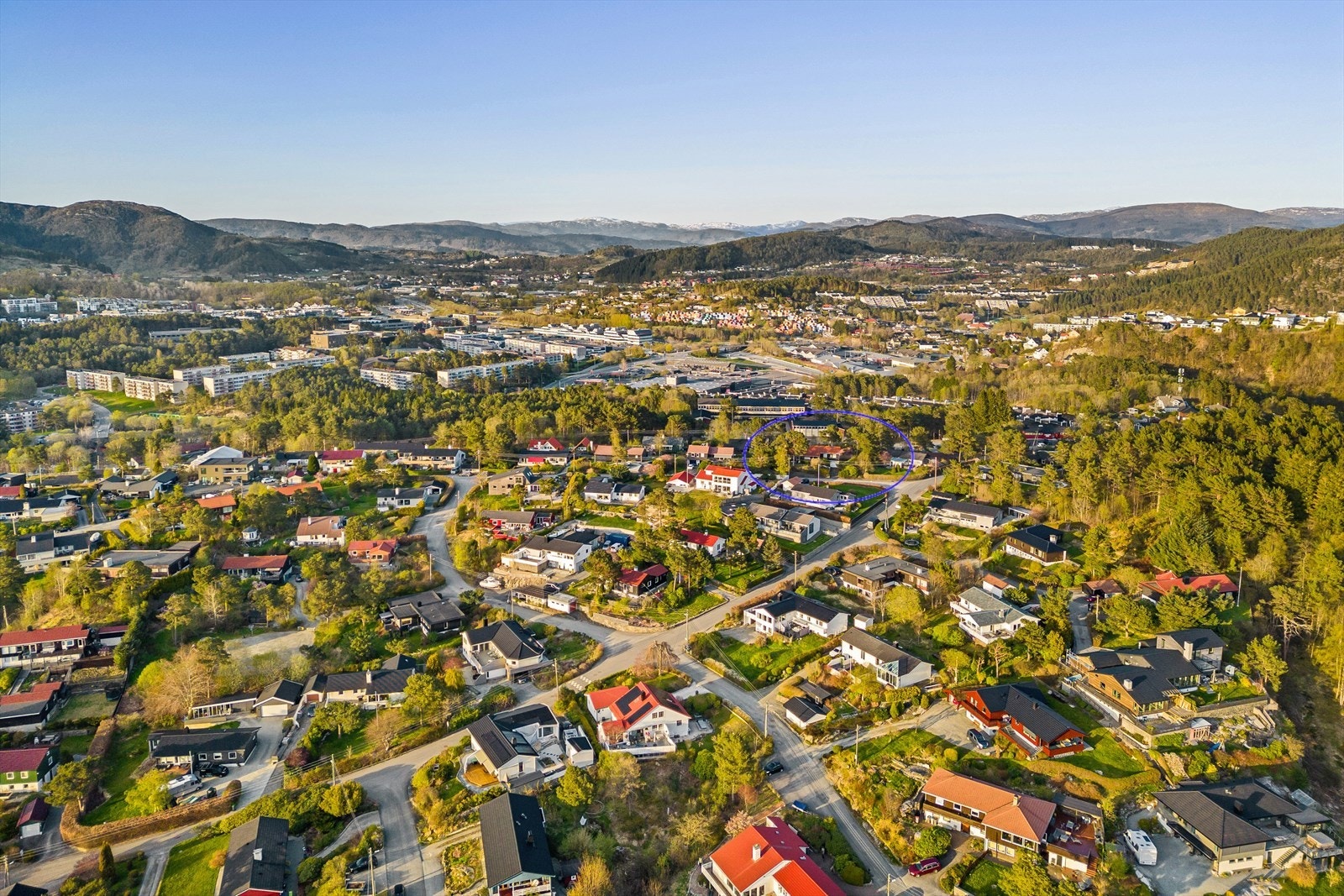 Åsane Storsenter med et rikt servicetilbud ligger 2-3 min. unna med bil, og nås også lett til fots i likhet med Åsane Terminal Galleribilde