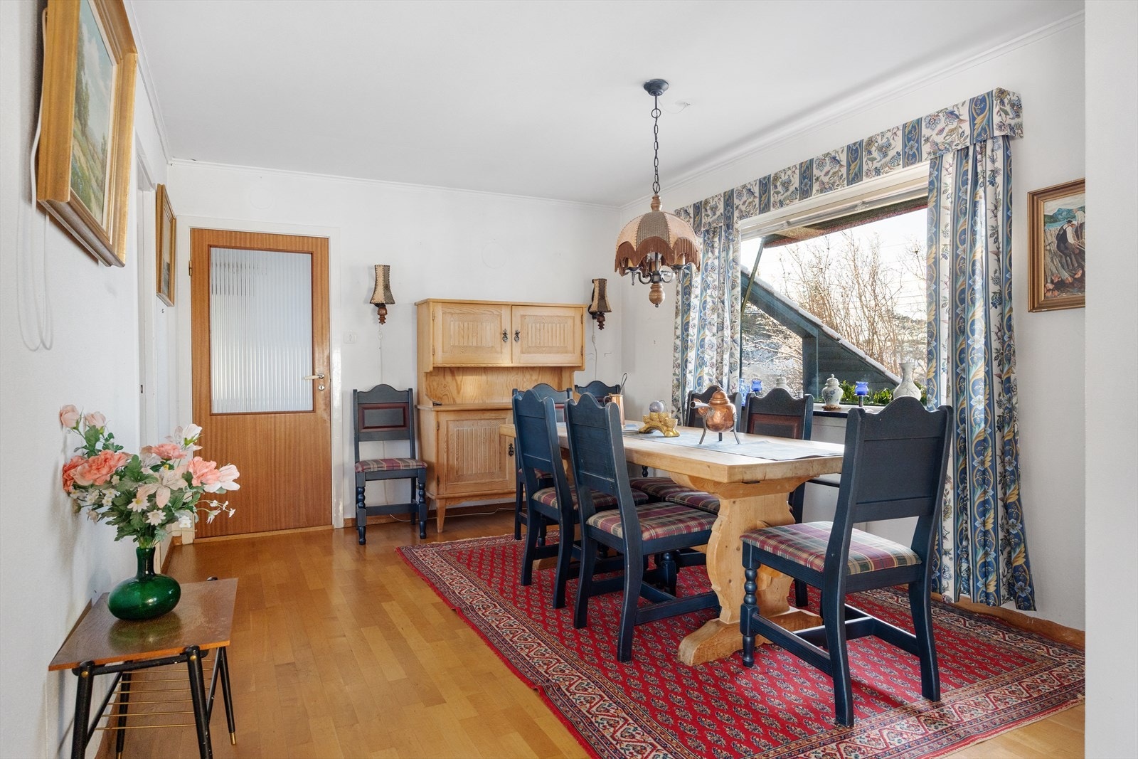 Innenfor spisestuen til venstre i bildet ligger kjøkkenet Galleribilde