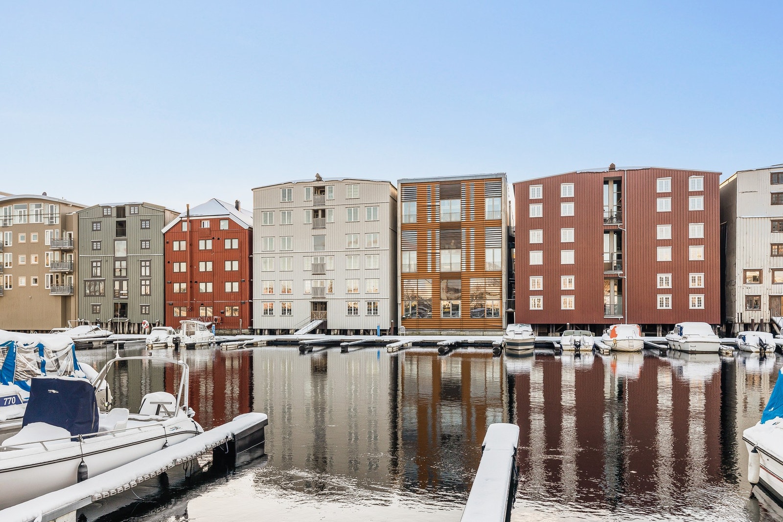 Bygget er opprinnelig ei historisk brygge fra 1863 som ble renovert og ombygd til boliger i 2006/07. Galleribilde