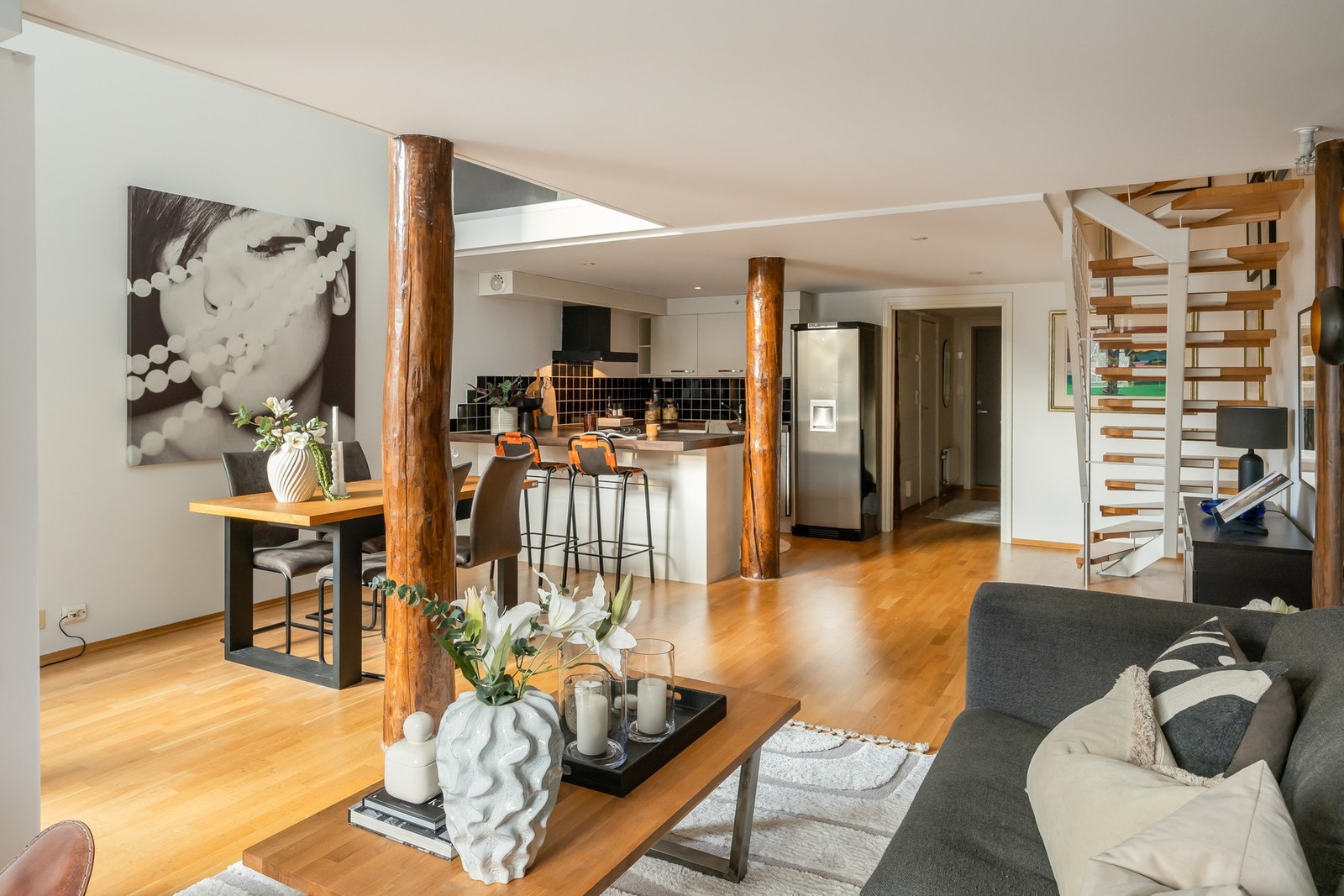 Boligen varmes opp av fjernvarme som er inkludert i felleskostnaden sammen med bl.a. varmtvann, tv og internett. Galleribilde