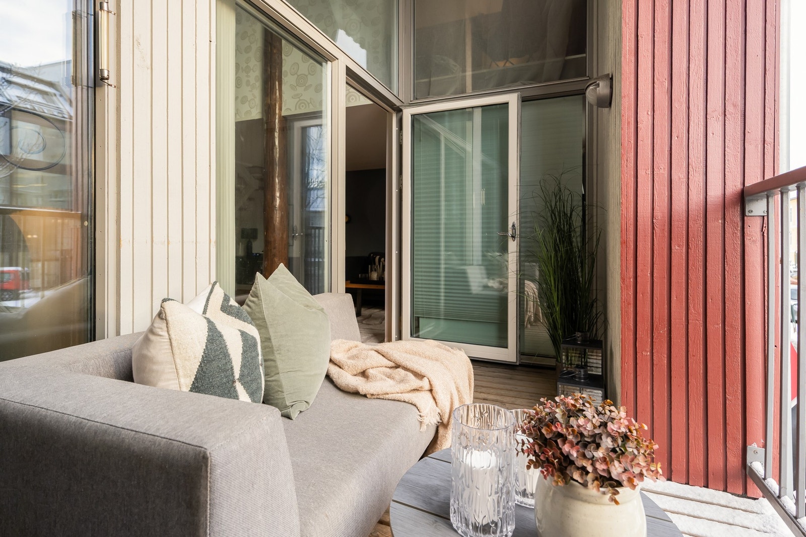 Sørvendt veranda med tilgang fra stua. Verandaen deles med naboen vegg i vegg. I tillegg har er det felles takterrasse i bygget. Galleribilde