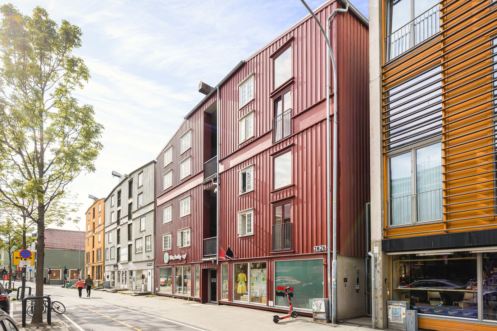 Fra eiendommen er det knappe 5 min gange til Torget, Solsiden og Bakklandet, og man når BI og NTNU på sykkel på 5-10 min. Galleribilde