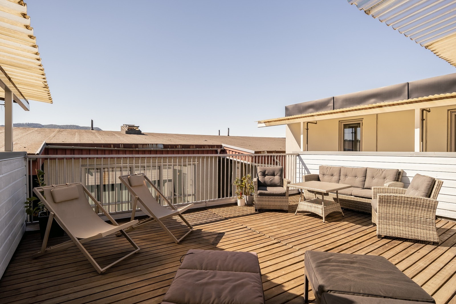 Flott og velutstyrt felles takterrasse med sol fra morgen til kveld. Galleribilde