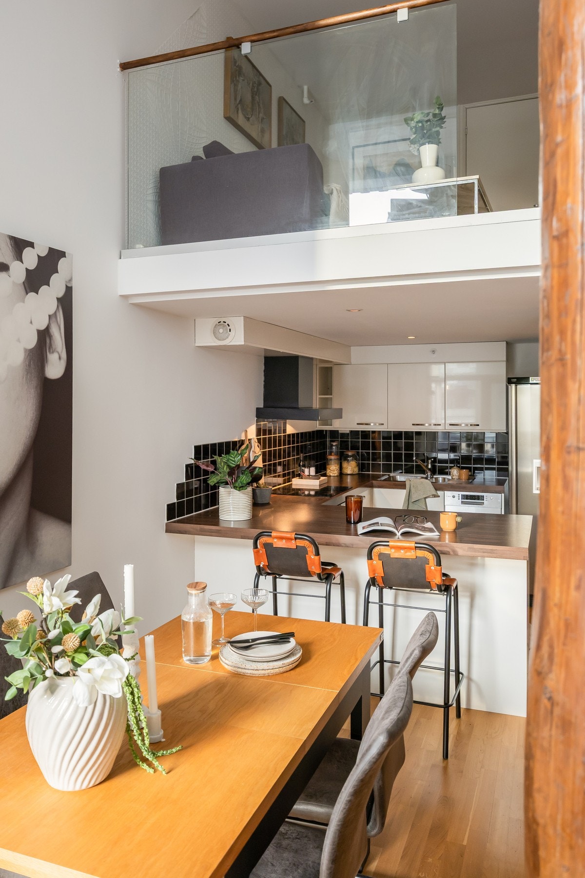 Sjelden utforming med åpen himling over spisestua, og egen soveromsetasje over med loftstue og tre soverom. Galleribilde