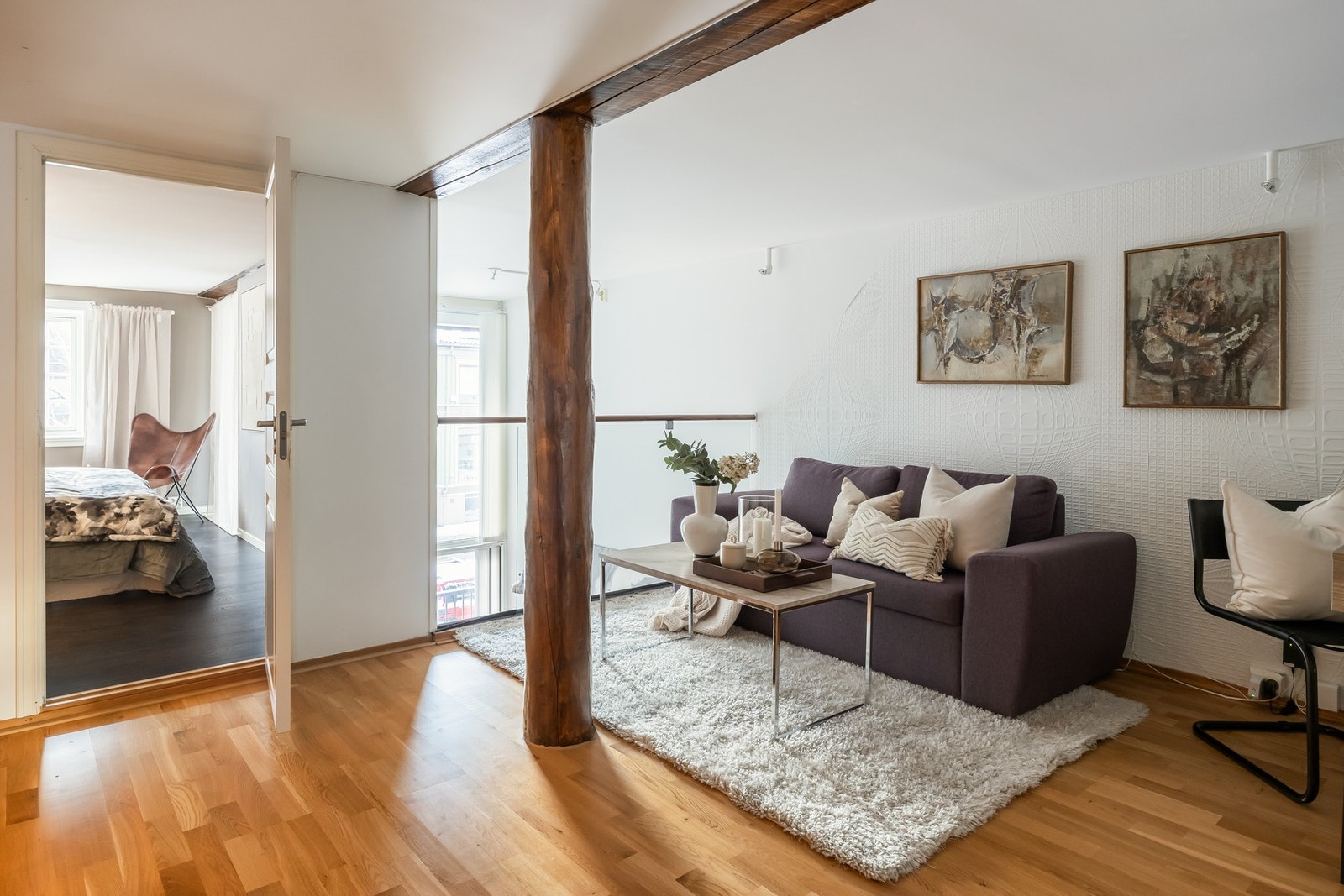 Loftstue i overetasjen som har blitt benyttet som både kontor og tv-stue. Galleribilde