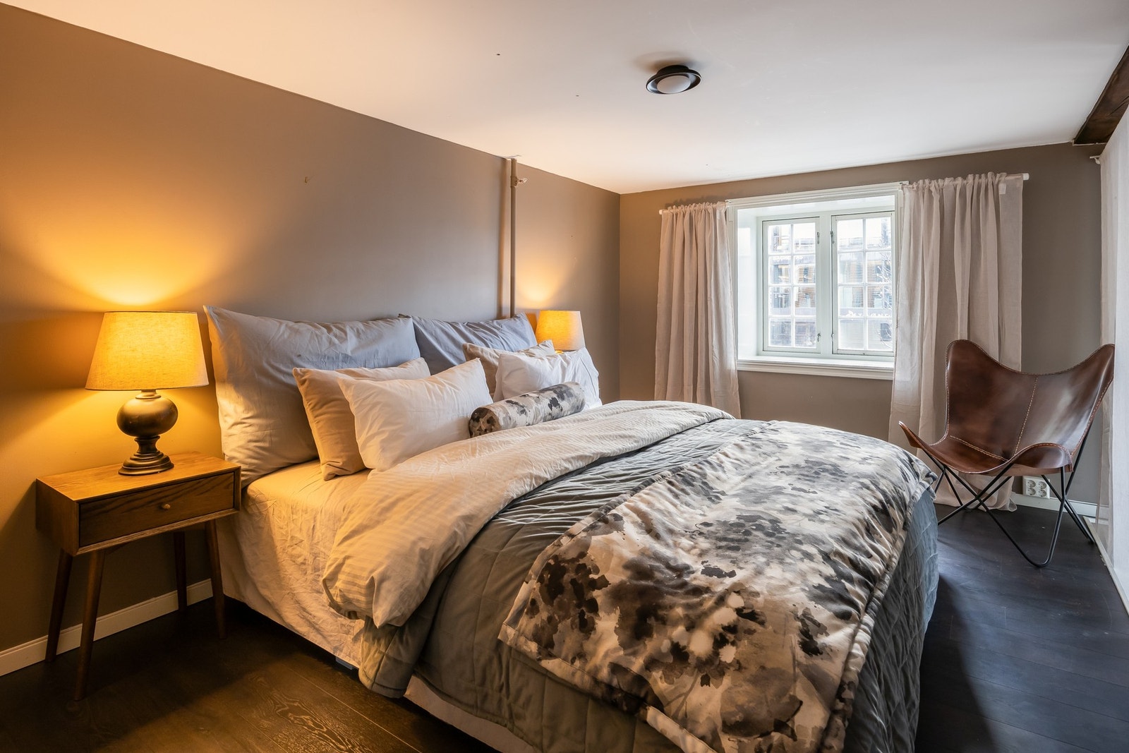 Romslig soverom på ca. 12,5 kvm. Galleribilde