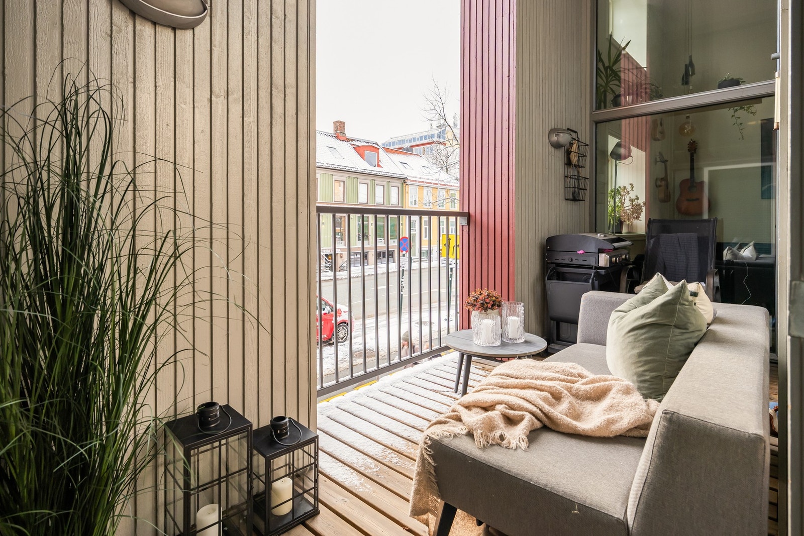 Verandaen utgjør ca. 4 kvm og har sol fra ca. 08.30-18.30 på sommerstid. Galleribilde