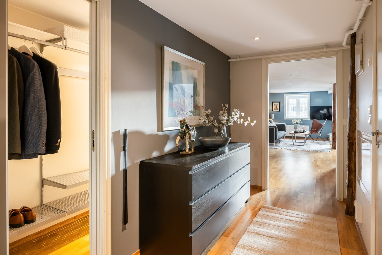Praktisk entré med egen garderobeavdeling. Galleribilde