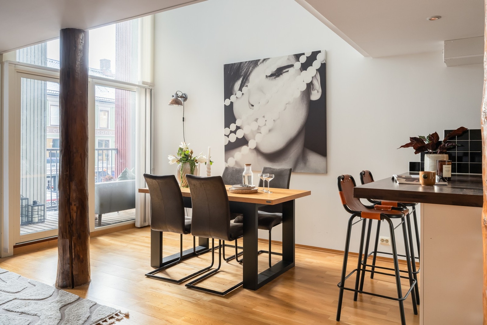 Glasskledd vegg mot sør slipper til rikelig med dagslys inn i stua og på kjøkkenet. Galleribilde