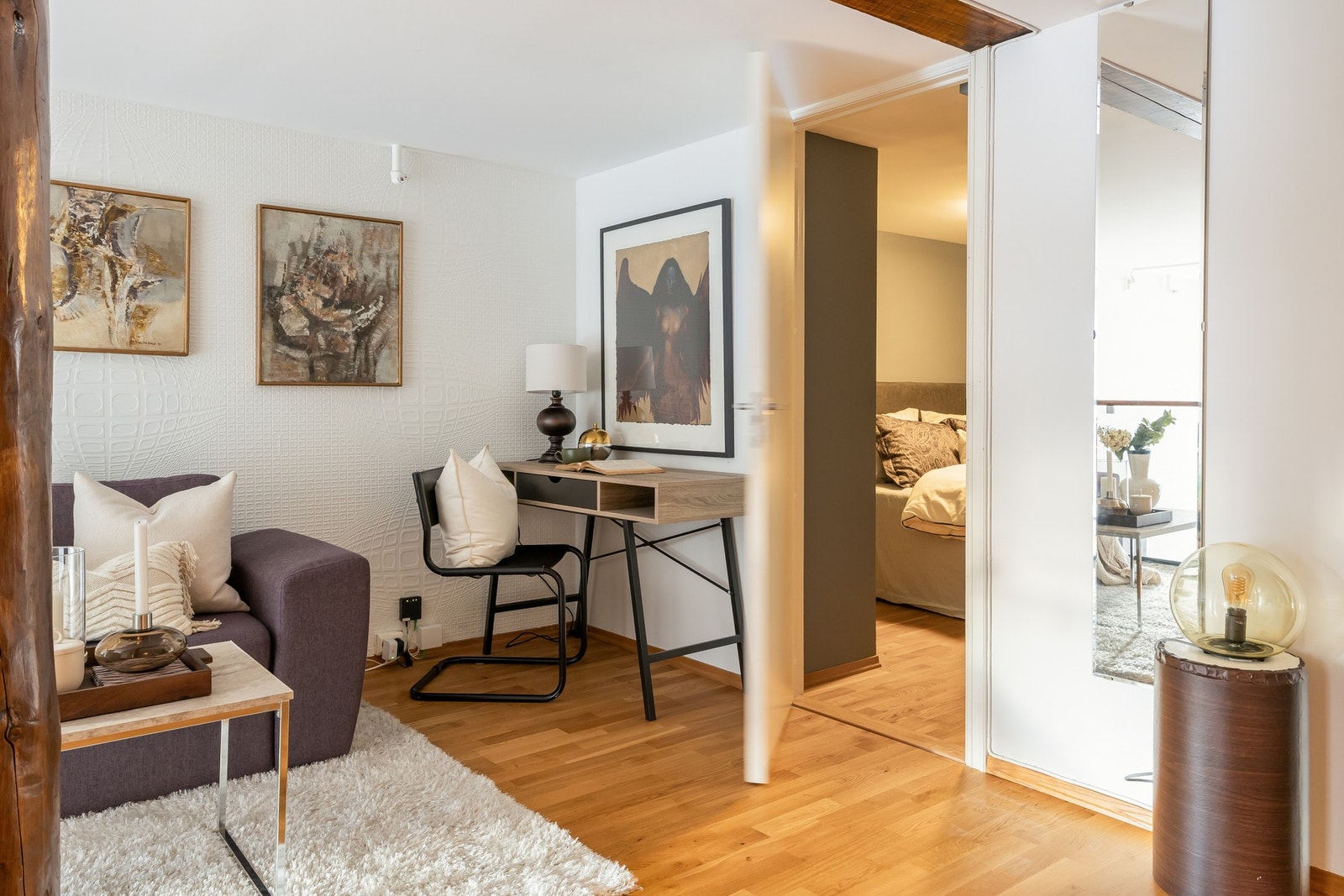 Overetasjen innehar tre romslige soverom hvorav ett er etablert i ettertid av byggets renoveringsprosess. Det tredje soverommet er ikke byggemeldt, dog godkjent i borettslaget. Galleribilde