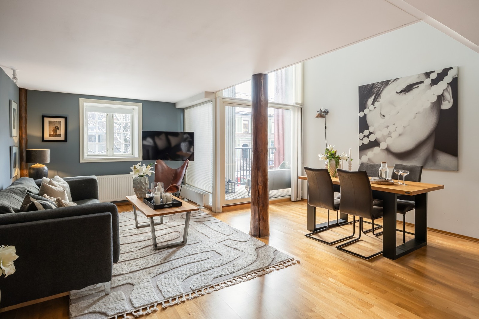 Utsøkt 4-roms sentrumsleilighet over to plan med sjelden utforming, sjarm og moderne standard. Galleribilde