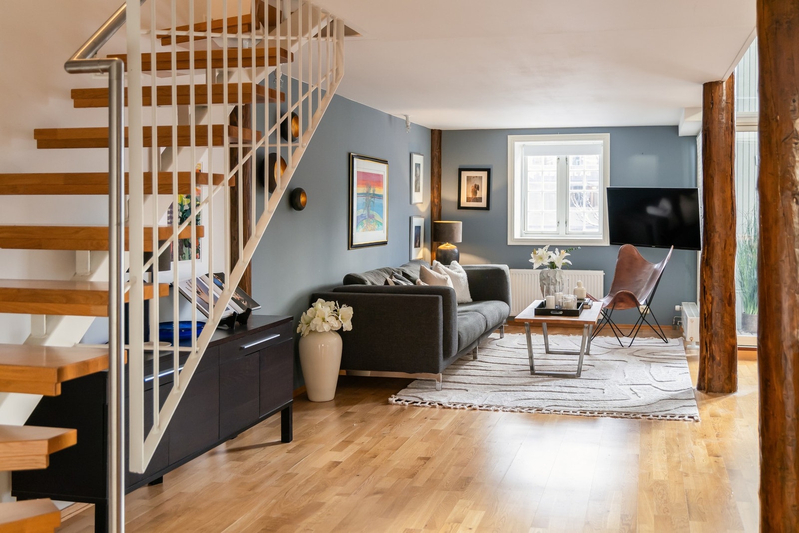 Opprinnelig var boligen etablert med to soverom og helt åpen himling over hele stue og spisestuearealet. Galleribilde