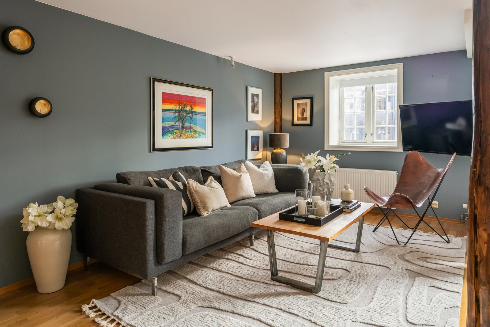 Nydelig stue med naturlig plass for både sofaavdeling og spisestue. Galleribilde