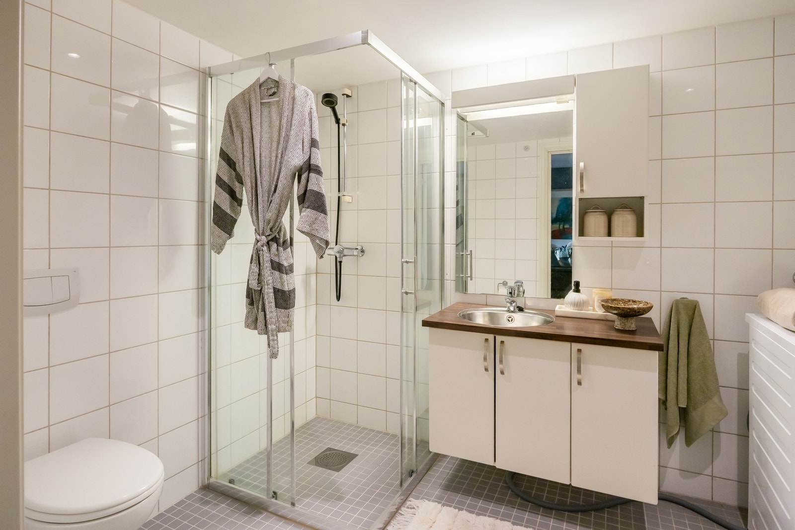 Flislagt baderom med gulvvarme og opplegg for vaskemaskin. Galleribilde