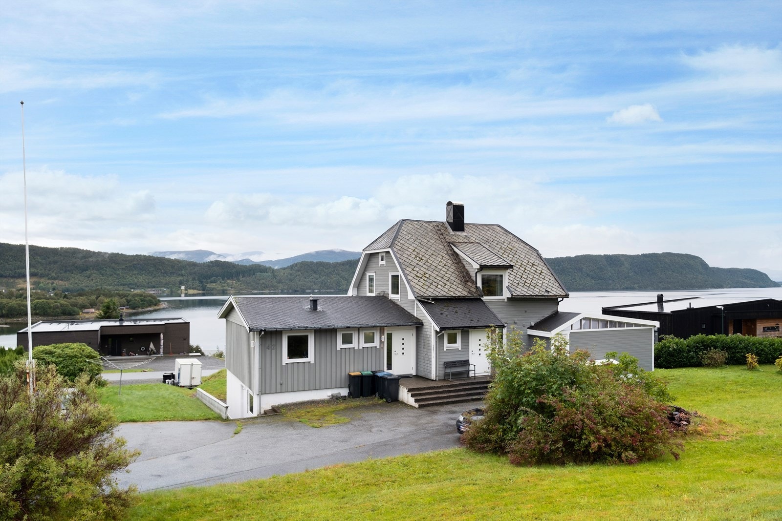 Det er god plass til flere biler på tomten Galleribilde