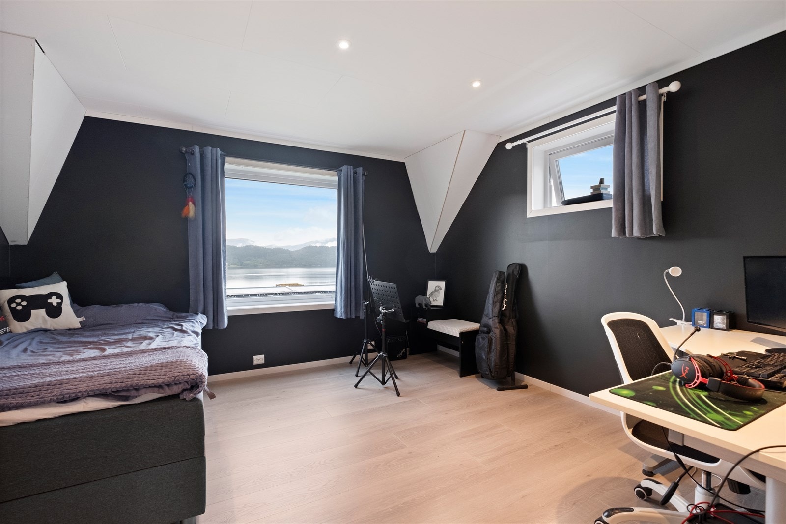 Det er god plass til seng, garderobeskap og skrivepult Galleribilde