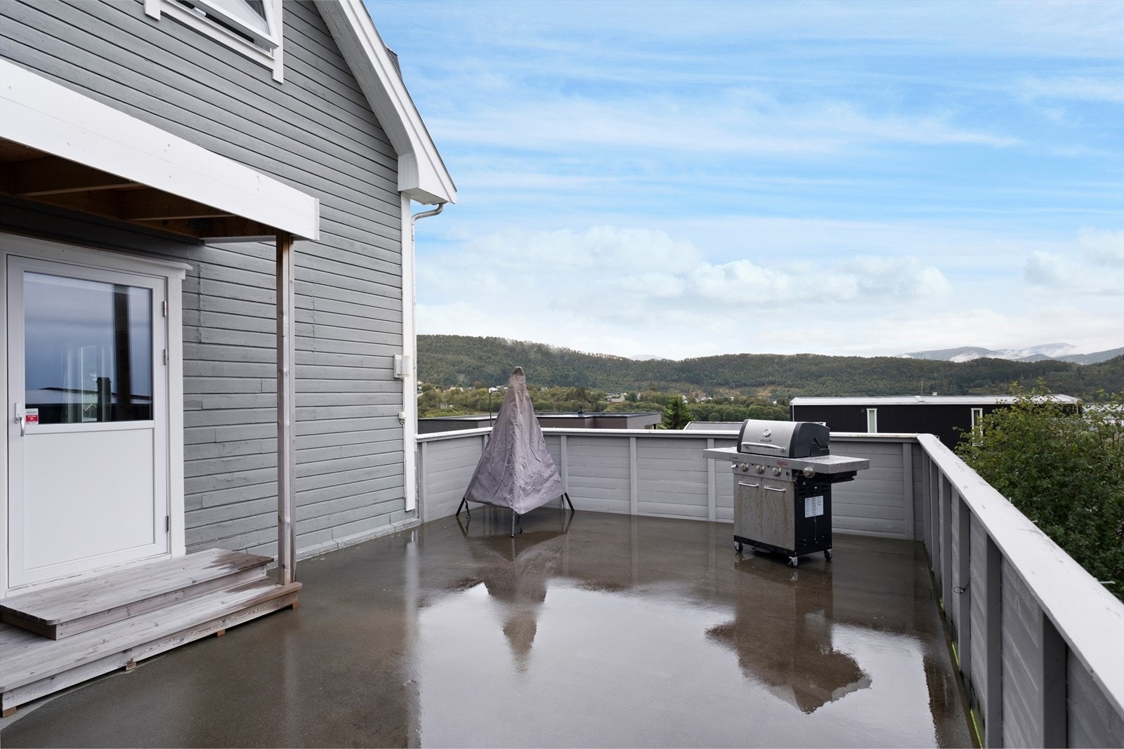 Veranda som er på hele 55 kvm, hvorav 23 kvm av den er overbygd Galleribilde