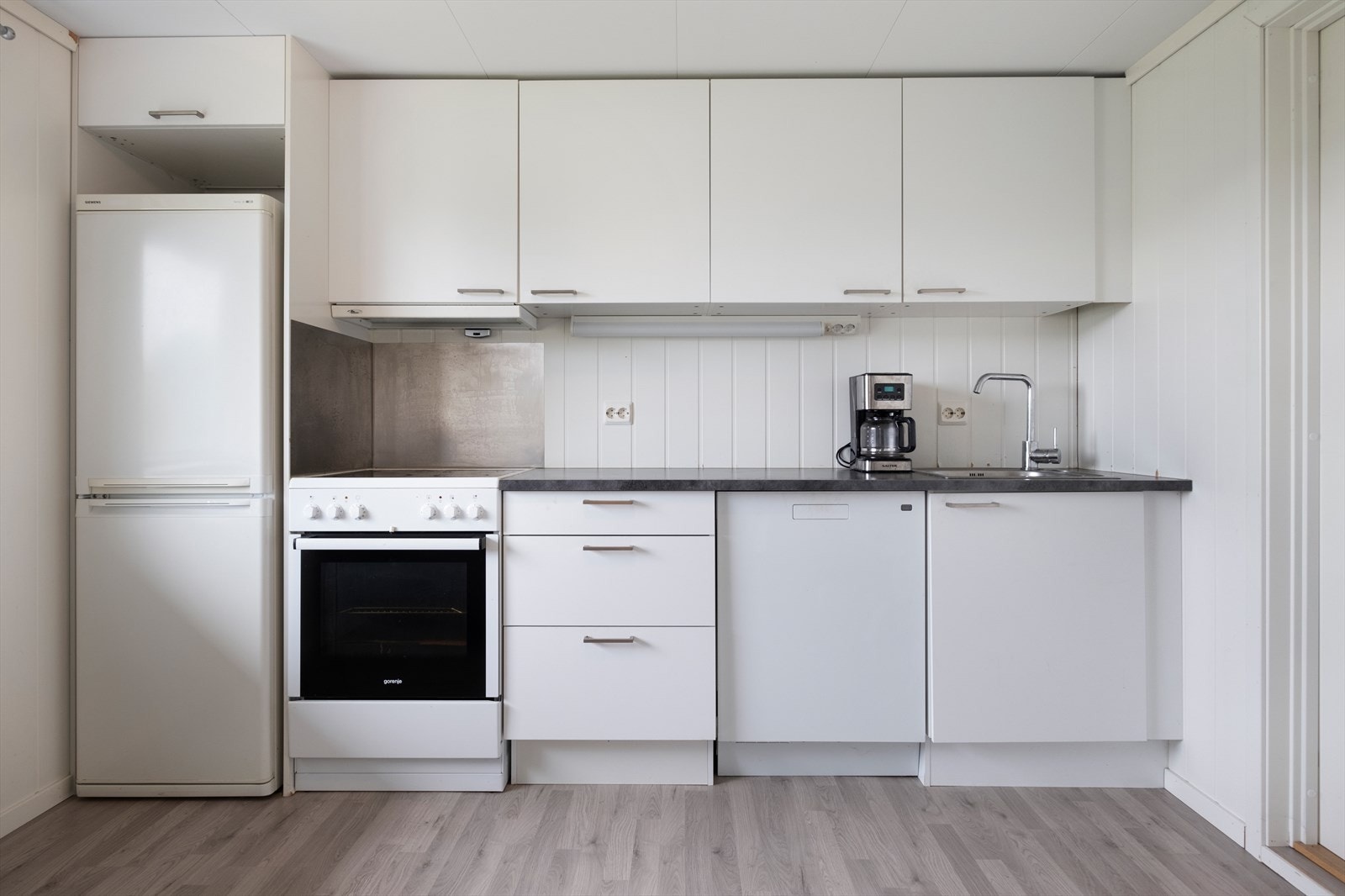 Kjøkkeninnredning i laminat med slette fronter fra 2016 Galleribilde