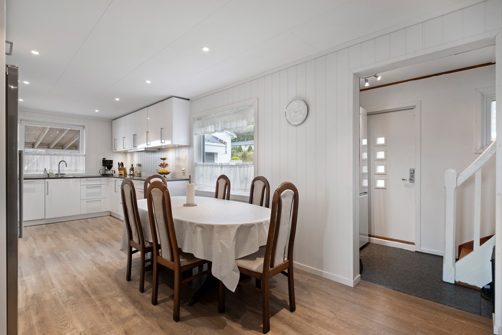 La oss starte med kjøkkenet i hovedetasjen. Her er det også bi-inngang til hoveddel Galleribilde