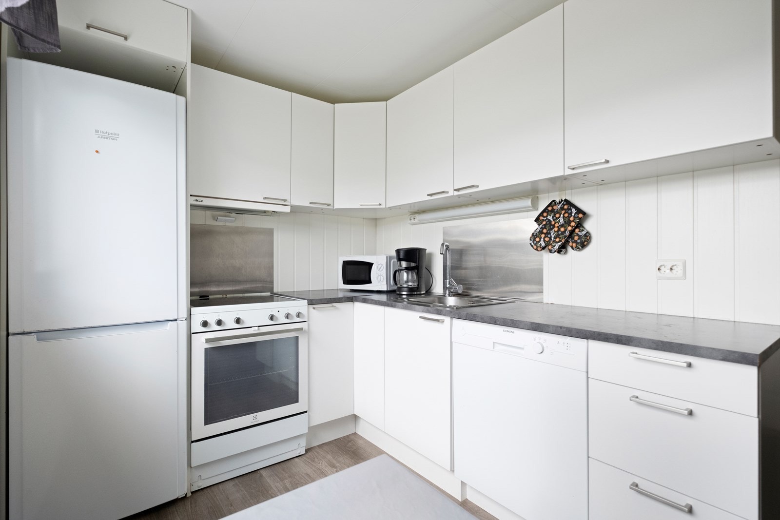 Det er kullfilterventilator over komfyr, opplegg for oppvaskmaskin, laminat benkeplate med nedfelt oppvaskkum Galleribilde